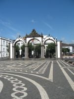 Ponta Delgada ja kauniit katulaatat