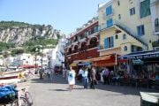 Caprin kaupungin vilkasta rantakatua 