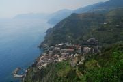 Cinque Terre ja Riomaggioren kaupunki Välimeren rannalla