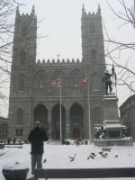 Kuva Notre-Dame Basilica kirkon edestä Montrealissa