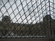 Louvrea lasikolmion läpi.