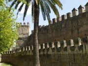 enemmän Sevillaa halkovaa vanhaa muuria