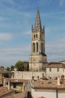 St Emilion Monoliittikirkon torni. Itse kirkko on kaiverrettu kiveen 1100-luvulla eikä se näy ulospäin