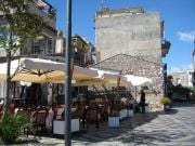 Taorminan yläpuolella olevan pikkukylän kahvila.