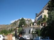 Ylhäällä Taorminan yläpuolella oleva ihastuttava pikkukylä.