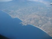 Taormina on rannan rösöisimmässä kohdassa, jossa on useita pikkulahtia