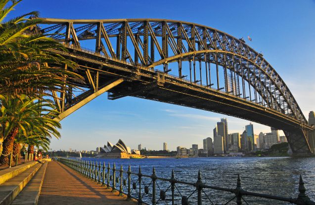 Sydneyn Harbour Bridge ja taustalla kuuluisa ooppeatalo.