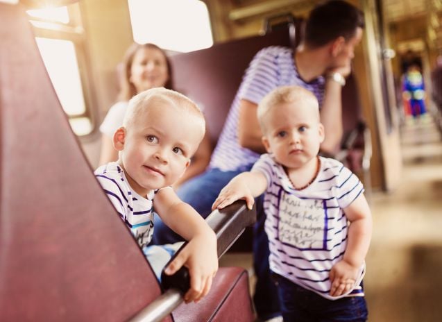 Junassa pääsee liikkuumaan vapaammin, mikä on lasten kanssa matkustaessa etu verrattuna autoiluun.