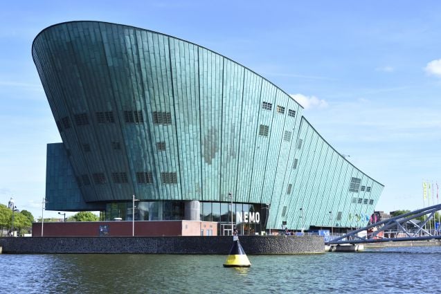 Suurta laivaa muistuttava tiedemuse Nemo Asterdamissa on kivaa ajanvietettä lasten kanssa. Vinkki: kesäsin Nemon katolla on avoinna suuri kahluuallas, kahvila ja aurinkotuoleja. Uikkarit ja pyyhe siis mukaan!