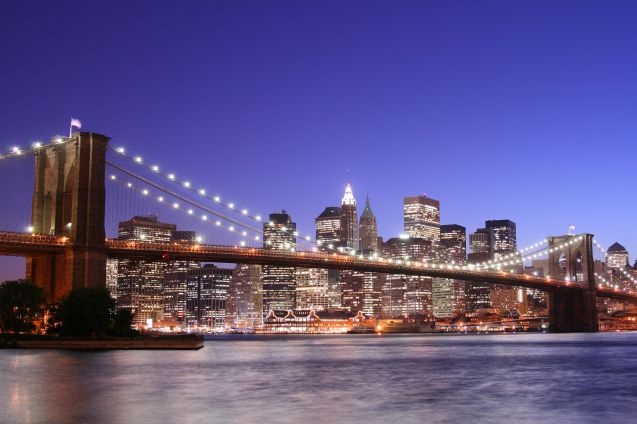 New York Cityn kaupunkisilhuetti kuvattuna Brooklyn-sillan takaa.