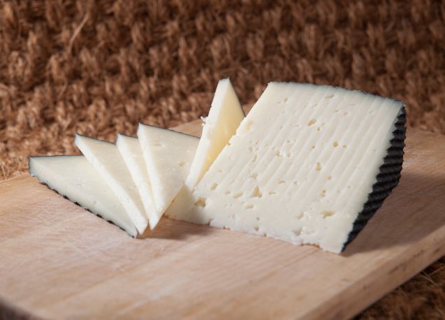 Nuori Manchego-juusto on pehmeää ja mietoa, pidempään kypsynyt hieman kiinteämpää ja voimakkaamman makuista.