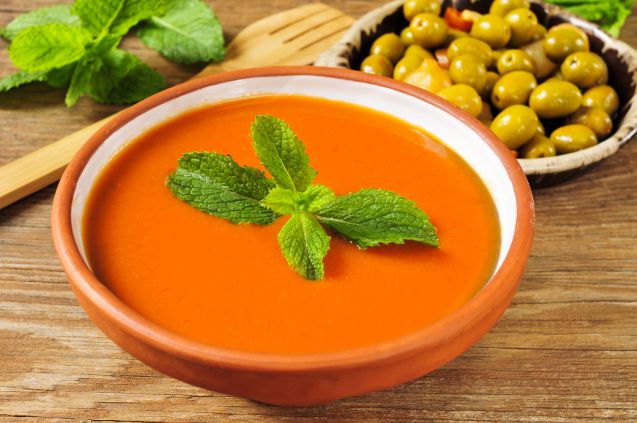 Kylmänä tarjoiltava tomaattikeitto gazpacho on herkullinen ja kevyt lounas kuumana kesäpäivänä.