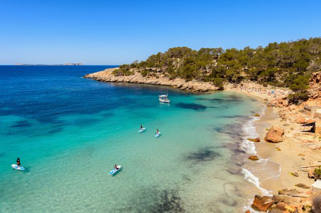 Ibizalla on loistavat puitteet harrastaa muun muassa vesiurheilulajeja, vaikkapa nykyisin kovin suosittua suppailua.