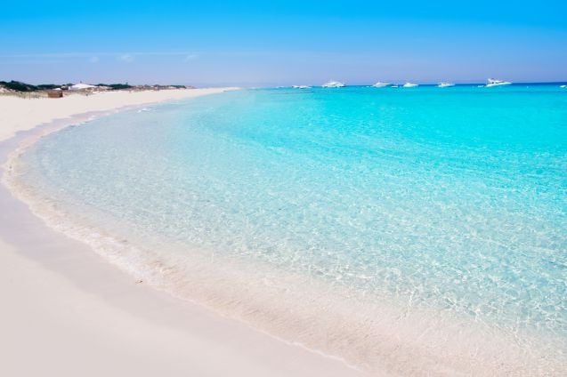 Formenteran mahtavat hiekkarannat ovat vain muutaman minuutin lauttamatkan päässä. Tässä kuvassa Playa Illetes -ranta.