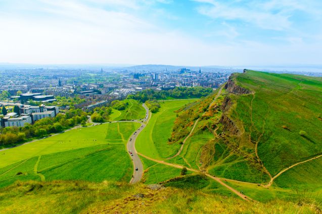 Kiipeämällä Arthur's Seat -kukkulalle saa esimakua Skotlannin kauniista luonnosta.
