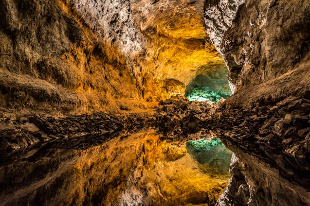Cueva de los Verdesin suuressa laavaluolassa on myös pieni järvi, jonka heijastus luo kuvaan hauskan optisen harhan.