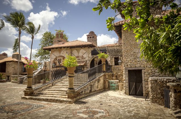 Altos de Chavon on 1970- ja 80-luvuilla keskiaikaista rakennusarkkitehtuuria mukaillen rakennettu kylä.