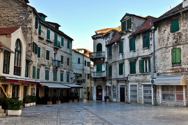 Splitin vanhankaupungin Peristil-aukio on täynnä sympaattisia putiikkeja ja kahviloita.