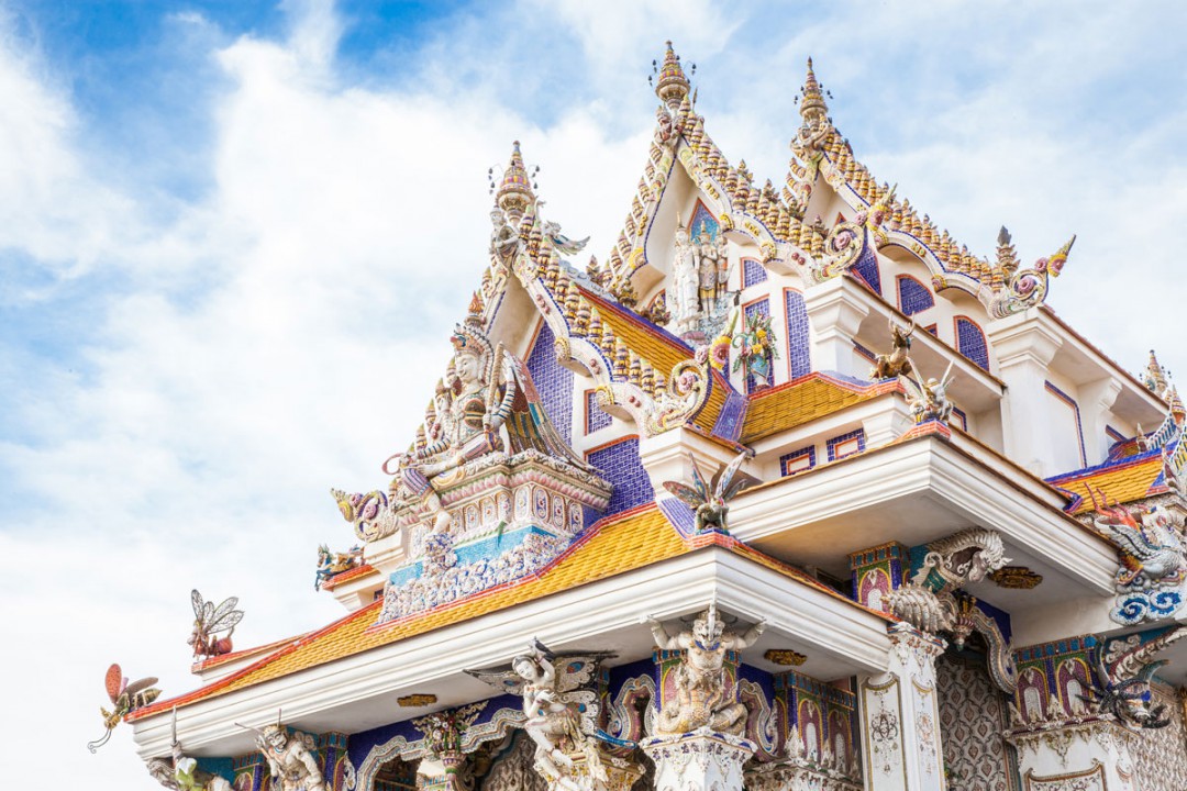 Pikavilkaisulla Bangkokin Wat Pariwat näyttää perinteiseltä temppeliltä. Tarkempi tarkastelu paljastaa ihan muuta. Kuva: Sommaiphoto | Dreamstime.com
