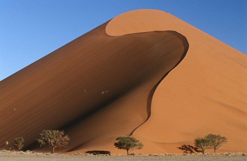 Namibin aavikon hiekkadyynit ovat korkeita kuin vuoret. Kuva: Photographerlondon | Dreamstime.com