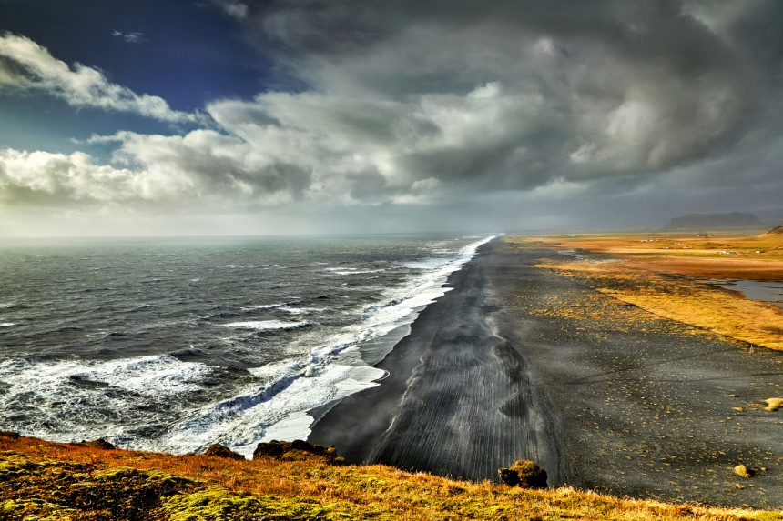 Islannissa on useita mustahiekkaisia rantoja, mutta Reynisfjara on niistä varmasti tunetuin. Syksyllä ranta on kuin toiselta planeetalta. Kuva: © Sorin Toma | Dreamstime.com
