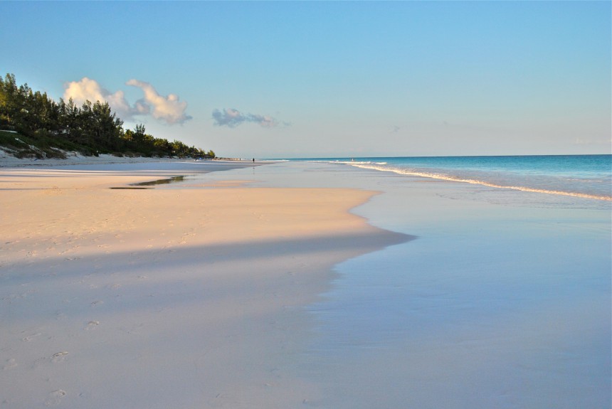 Harbour Islandilla Bahamalla sijaitsee hempeä Pink Sand Beach.