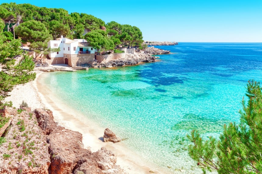 Mallorcan kauniit rantapoukamat ovat vielä huhtikuussa mukavan rauhallisia. Kuvassa Cala Gat. Kuva: pixelliebe | Adobe Stock