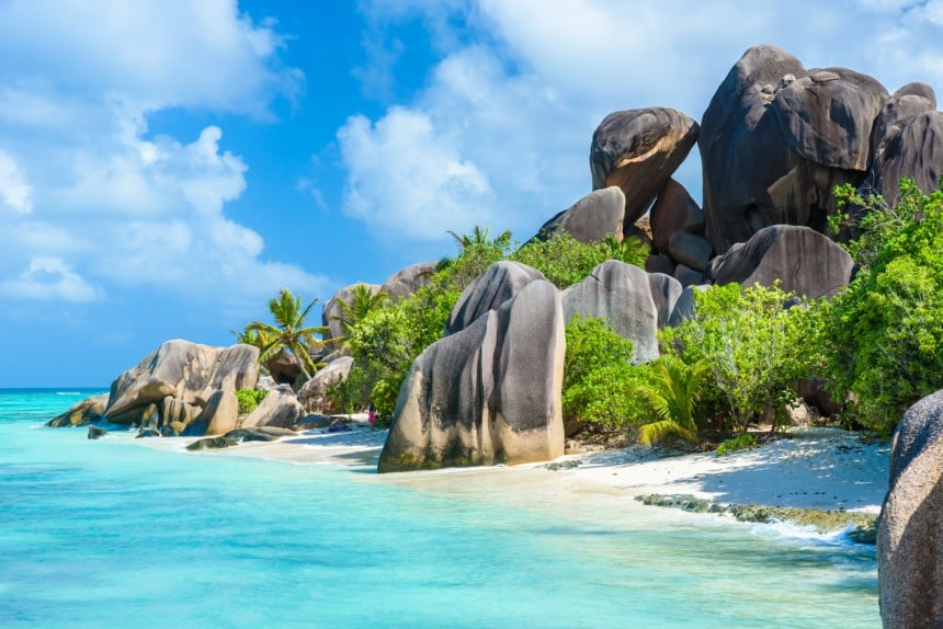 La Diguen saari Seychelleillä on tunnettu hiekkarantoja koristavista pyöristyneistä graniittilohkareistaan. Kuva: Simon Dannhauer | Adobe Stock