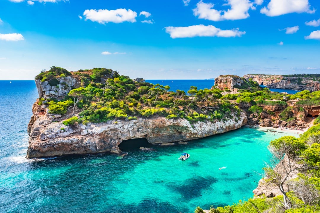 Caló des Moro on yksi Mallorcan kauneimmista rannoista. Vielä huhtikuussa ranta on mukavan väljä. Kuva: vulcanus | Adobe Stock