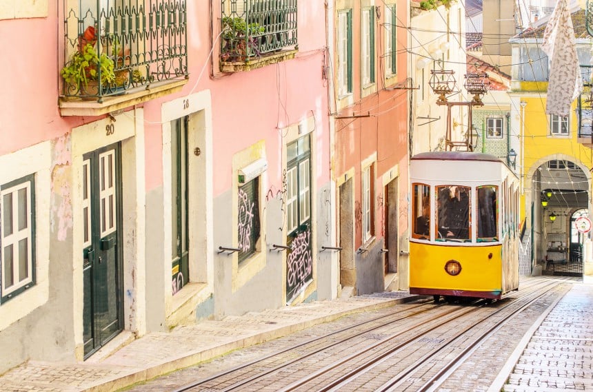 Keltaiset raitiovaunut täydentävät Lissabonin värikkään katukuvan. Kaupunki onkin valokuvaajan unelma. Kuva: Marcin Krzyzak | Adobe Stock