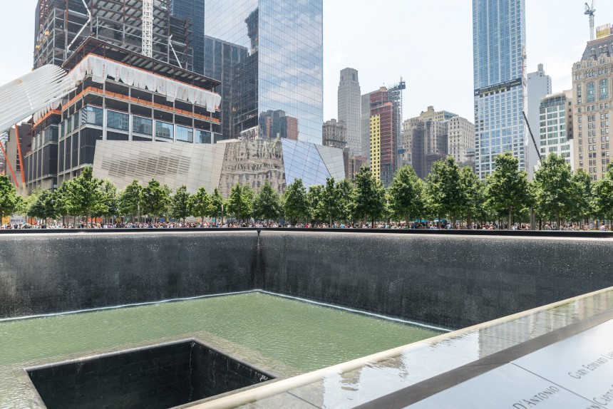 Manhattanilla sijaitseva 9/11-muistomerkki kerää kiellosta huolimatta vuosittain tuhansien dollarien edestä kolikoita. Kuva: Alexpro9500 | Dreamstime.com