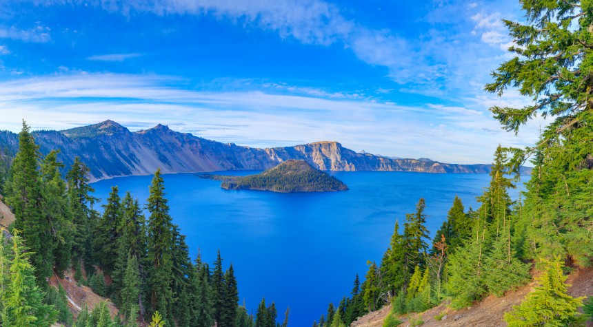 Road tripin maailmanennätyspariskunta nimesi Oregonissa sijaitsevan Crater Lake -kansallispuiston yhdeksi maan parhaista. Kuva: Dreamstime