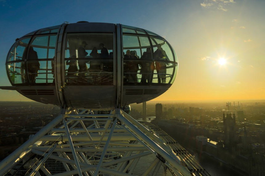 London Eye tarjoaa hienot näkymät yli Lontoon, mutta pienessä kapselissa jumittaminen monen muun turistin kanssa ei ole se romanttisin tapa nähdä Lontoota.