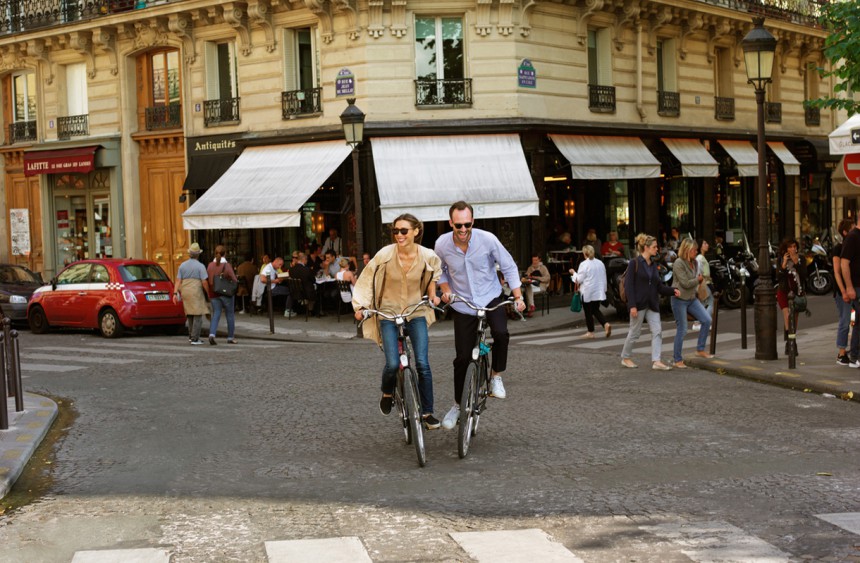Pariisi on viimeaikoina kehittynyt pyöräilykaupunkina, ja polkupyörävuokraamoita löytyy useita. Kannattaa tutustua myös järjestettyihin pyöräretkiin, joiden reitti kulkee tunnettujen nähtävyyksien ohi.