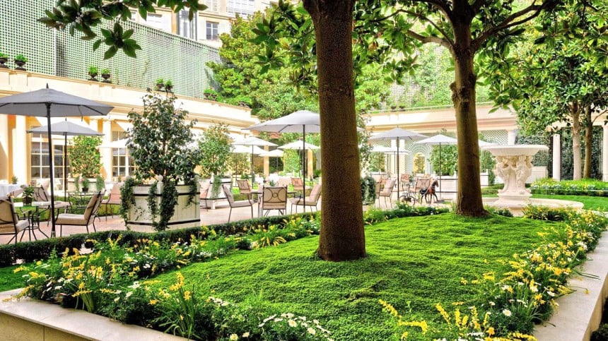 Ajatonta luksusta edustava hotelli Bristol Paris puutarhoineen on kuin keidas Pariisin keskustassa, Rue Faubourg Saint-Honorélla. Elysées Palace, ostospaikat ja ravintolat löytyvät kaikki lähistöltä. Bristol Paris on klassinen ja tyylikäs hotelli, jossa fokuksessa ovat taide, design ja gastronomia.