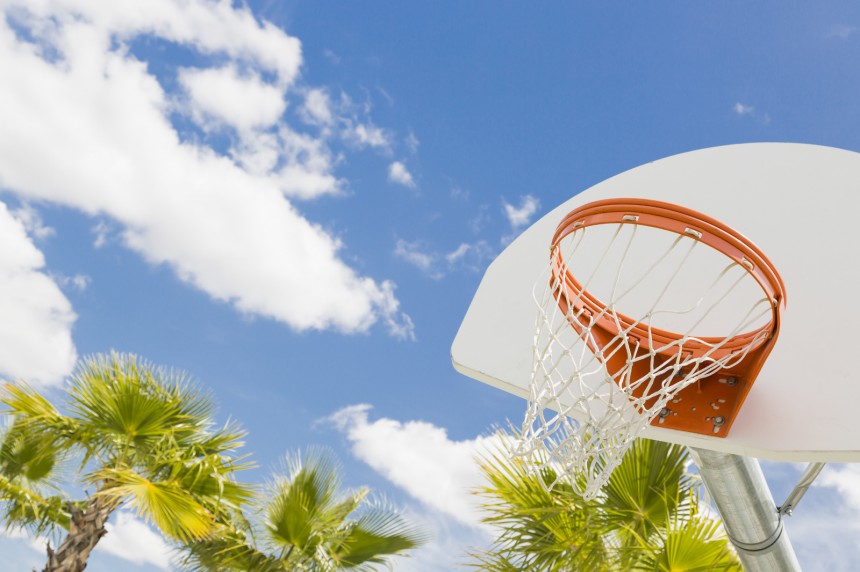 Korista lomalla? Napsu listasi matkanjärjestäjien hotellit, joissa on mahdollisuus pelata koripalloa.