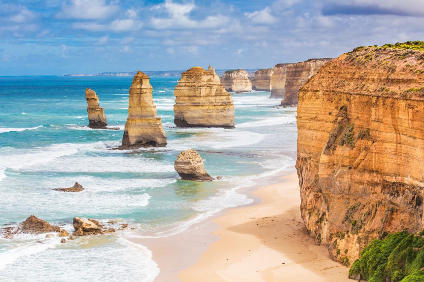 12 Apostles -kivimuodostelmia pääsee ihailemaan Great Ocean Roadin varrella, noin 3 tunnin ajomatkan päässä Melbournesta lounaaseen. Kuva: Tsvibrav | Dreamstime.com