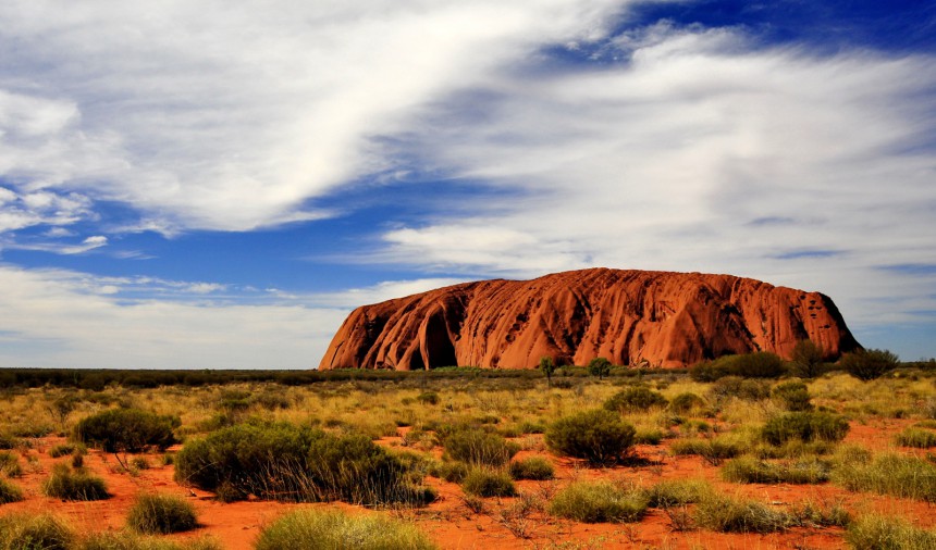 Ehkäpä maailman tunnetuin yksittäinen kivi möllöttää Australian keskiosassa. Kuva: Fosna13 | Dreamstime.com