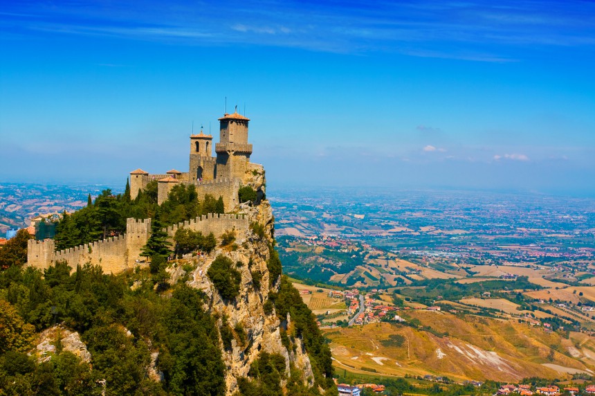 Monte Titano -vuorella sijaitsevilta linnoituksilta on huikeat näkymät!