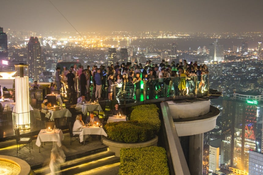 Bangkokin kattojen yllä sijaitseva Sky Bar on tuttu myös Hangover 2 -elokuvasta. Kuva: © Robin Runck | Dreamstime.com