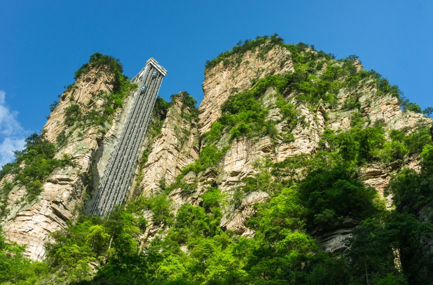 Lasiseinäinen Bailong-hissi on rakennettu kallion seinämään. Kuva: © Greatandaman | Dreamstime.com