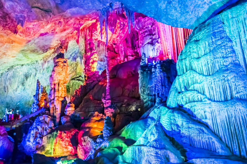Reed Flute Cave on valaistu upeasti sateenkaaren väreihin. Kuva: © Yongsky | Dreamstime.com