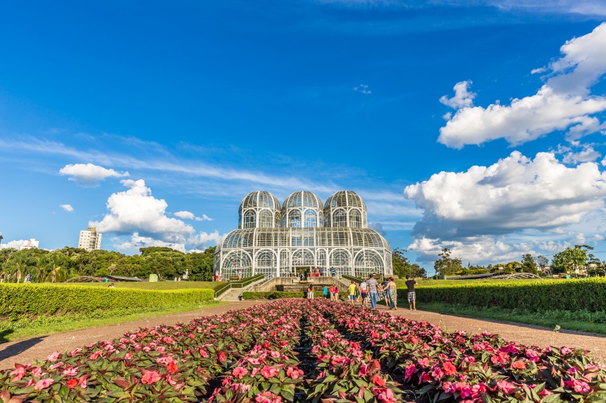 Curitiban kasvitieteellisen puutarhan kruunaa suuri lasinen kasvihuone. Kuva: © Paulo Nabas | Dreamstime.com