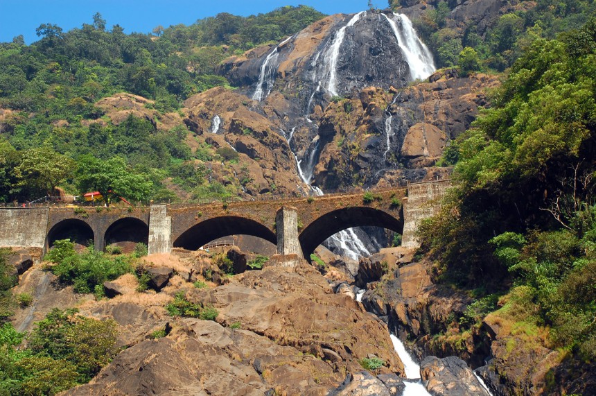 Matkalla New Delhistä Goaan pääsee ihailemaan Dudhsagarin vesiputousta, jonka yli reitti kulkee. Kuva: © Vicspacewalker | Dreamstime.com