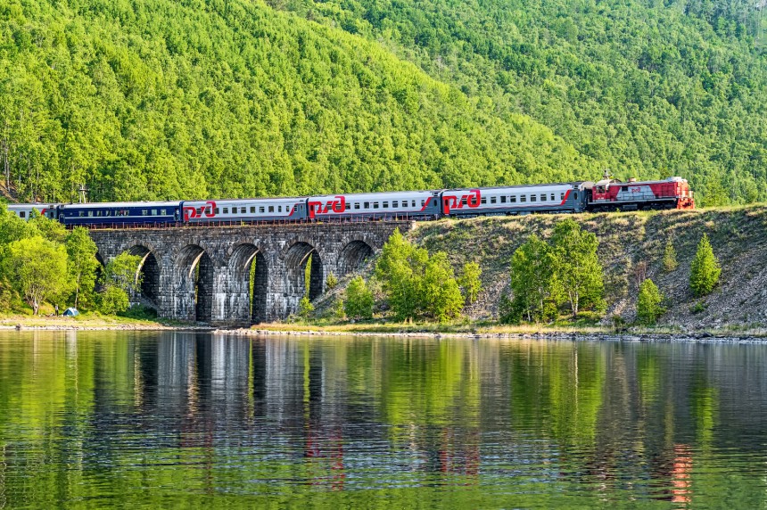 Tässä viisi kaunista junareittiä maailmalla. Ja seikkailuun! Kuva: © Mikhail Tilpunov | Dreamstime.com