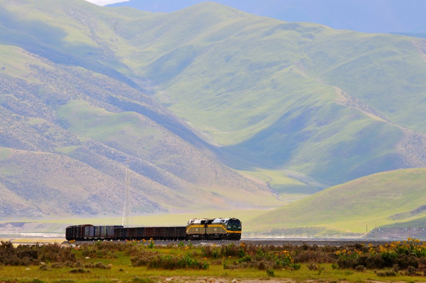 Qinghain ja Lhasan välinen rata kulkee jopa viiden kilometrin korkeudessa. Kuvassa rahtijuna Tiibetin vuoristossa. Kuva: © Fuyi | Dreamstime.com