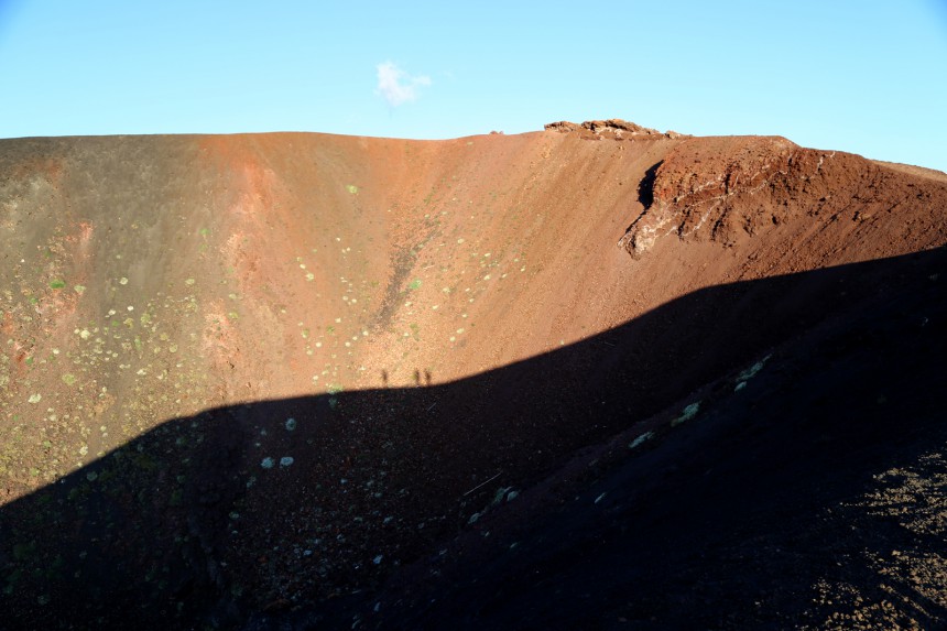 Kiipeämässä Silvestrin ylemmän kraaterin reunaa kahden kilometrin korkeudessa