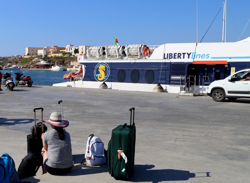 Lampedusassa odottamassa lautan lähtöä Linosalle - merikilpikonnat odottavat!