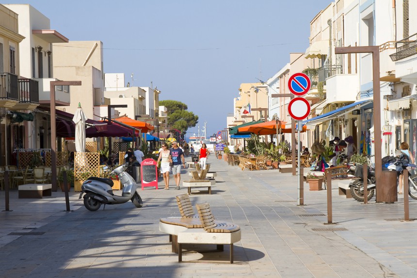 Lampedusan keskuskatu Via Roma, jonka varrelta löytyy matkamuistomyymälöitä ja ravintoloita