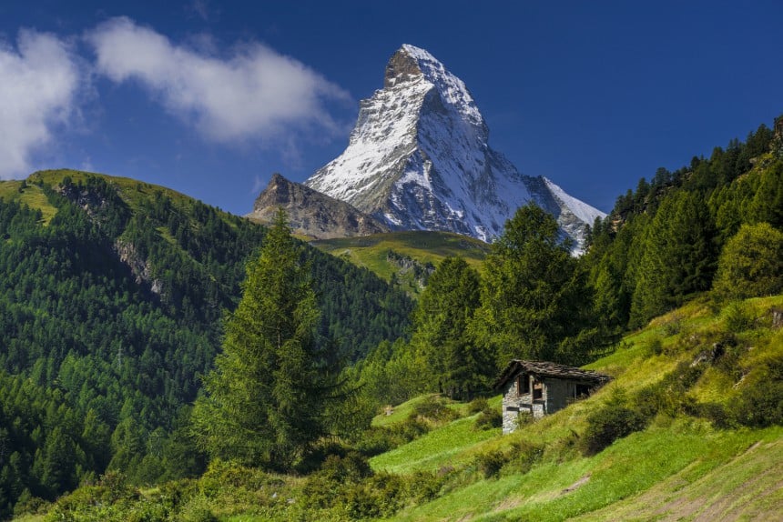 Uusi köysisilta sijaitsee lähellä Zermattia, jonka tunnetuimpiin huippuihin lukeutuu Matterhorn.